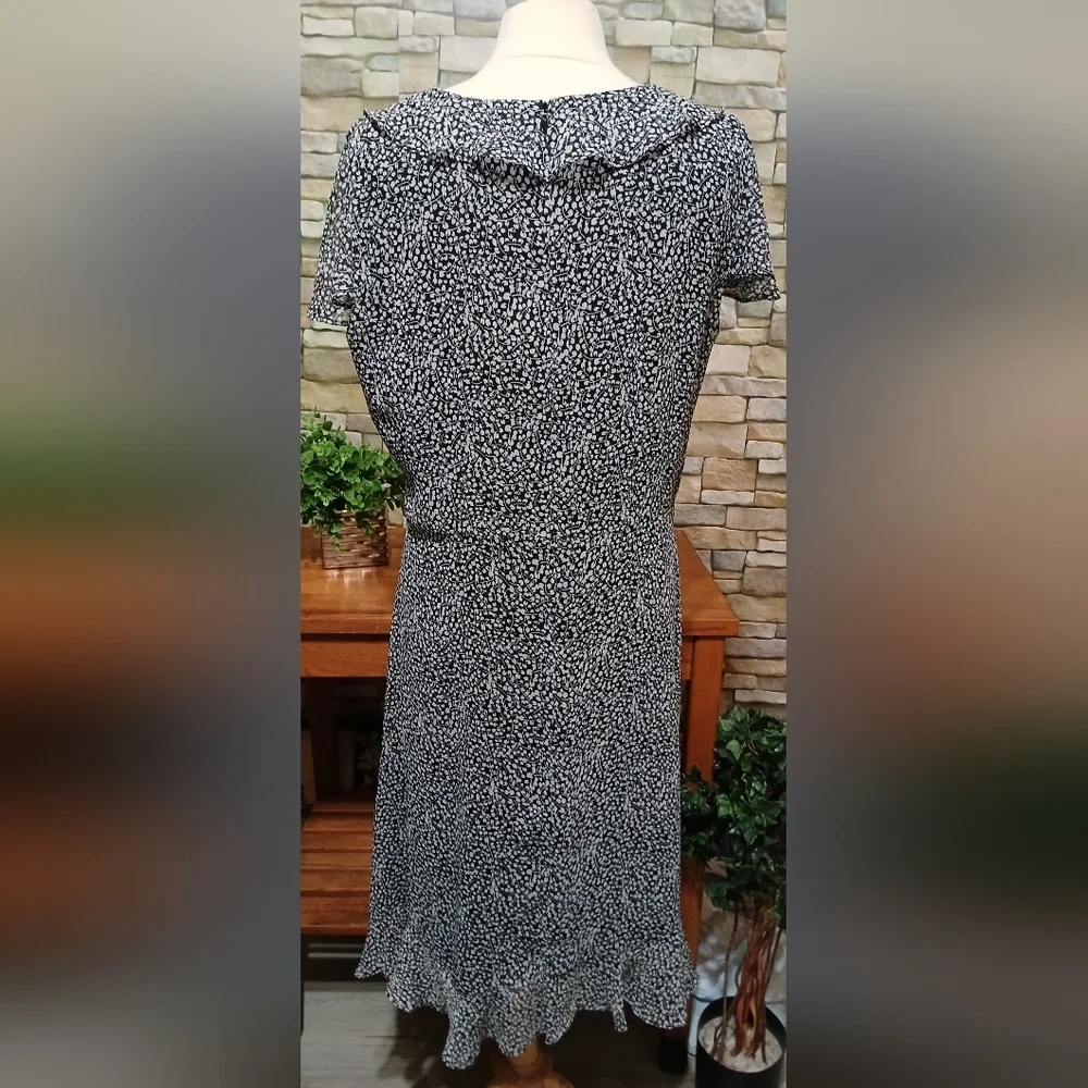 Danny & Nicole‎ Black and White Dress Size 14 - Picture 2 of 5